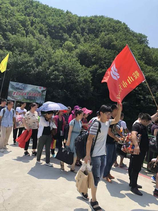 鞍山市天乙門窗有限公司組織全體員工開展了每年一度的“清涼夏日游”團建活動(圖2)